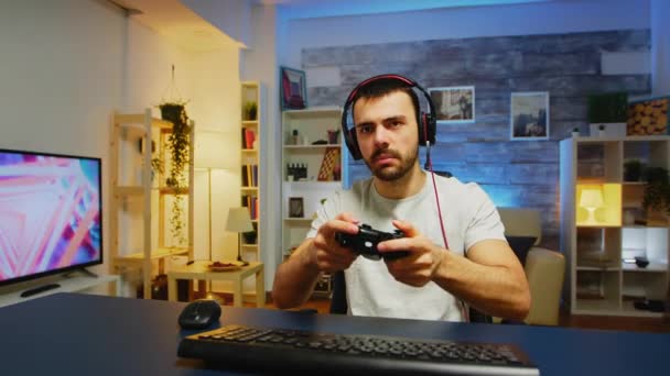 Boze jongeman na zijn verlies tijdens het spelen van online games - Video