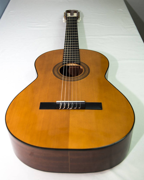 guitarra acústica, primer plano, detalles de guitarra, aislado
 - Foto, imagen