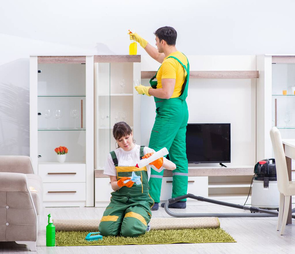 Entrepreneurs professionnels de nettoyage travaillant à la maison - Photo, image