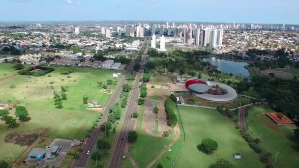 Αεροφωτογραφία της πόλης Campo Grande MS, Βραζιλία. Βίντεο στα ψηλά της λεωφόρου Αφόνσο Πένια. Χαμηλής πυκνότητας αναπτυσσόμενη πόλη, δασωμένη και με μια μεγάλη λεωφόρο. - Πλάνα, βίντεο
