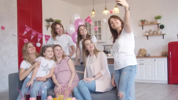Mujeres tomando foto de grupo en fiesta de baby shower
 - Imágenes, Vídeo