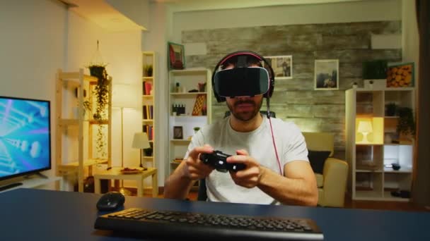 Pov van boze jonge man het dragen van virtual reality headset - Video