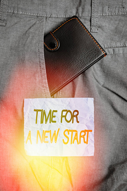Konzeptionelle Handschrift, die Time For A New Start zeigt. Business-Fototext Sofort soll etwas beginnen Frischer Job Kleine Brieftasche in Hosentasche neben Notizpapier. - Foto, Bild