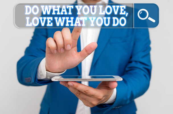 Konceptualny rękopis pokazujący "Do What You Love What You Do". Biznes zdjęcie tekst realizować swoje marzenia lub pasje w życiu. - Zdjęcie, obraz