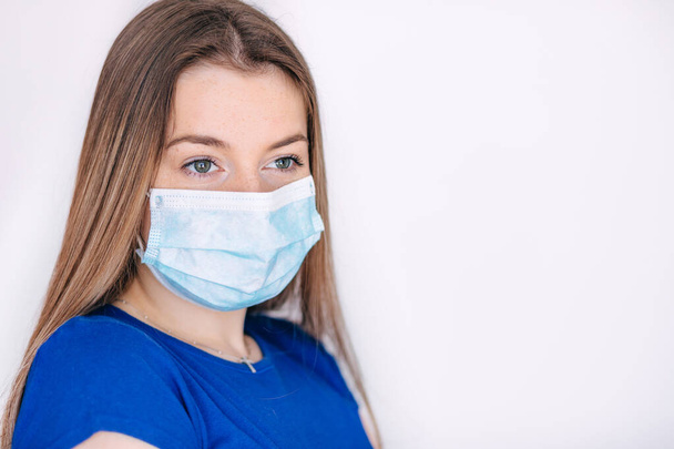 жінки-лікар одягають медичну маску для захисту інфекції від мікробів, бактерій, ковідо19, корони, шрамів, вірусу грипу. копіювання простору
 - Фото, зображення