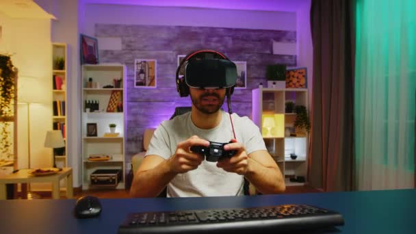 Šťastný mladý muž po svém vítězství při hraní videoher - Záběry, video