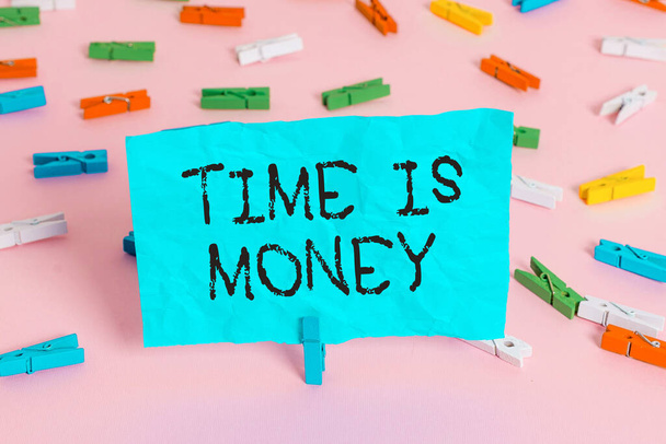 Käsikirjoitus Time Is Money. Business valokuva esittelee aika on arvokas resurssi Tee asiat mahdollisimman nopeasti Värilliset pyykkipoika paperit tyhjä muistutus vaaleanpunainen lattia toimisto
. - Valokuva, kuva