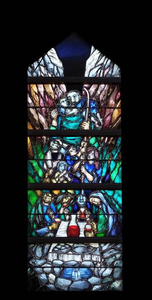 Geest van God ontwaakt een nieuw leven, dood en levend, glas in lood raam door Sieger Koder in de kerk van Sint Johannes in Piflas, Duitsland - Foto, afbeelding
