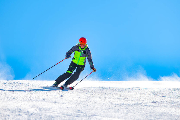 Девушка катается на лыжах по склону
 - Фото, изображение
