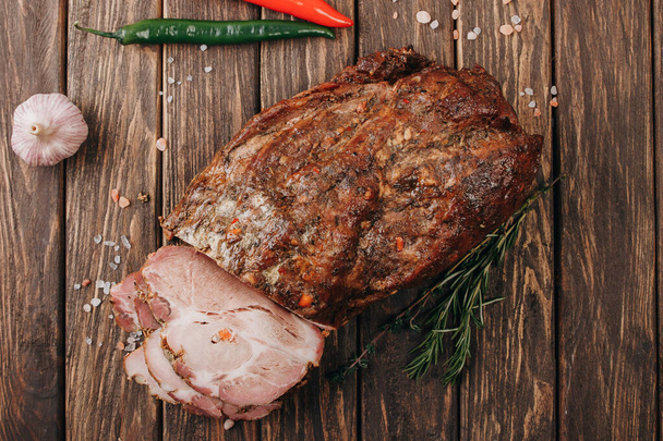 Традиційне копчене м'ясо на дерев'яному столі. Кулінарне м'ясо
. - Фото, зображення