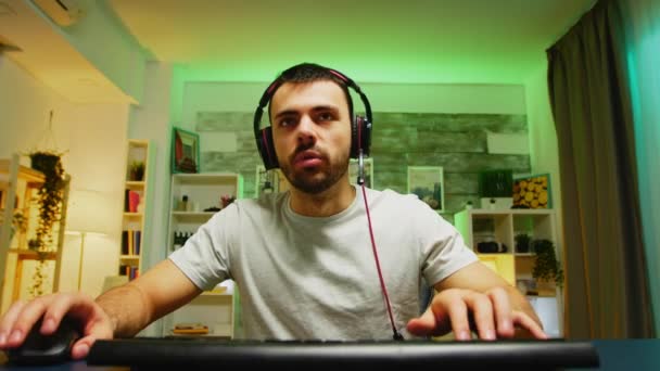 Pov de jovem com fones de ouvido jogando jogos
 - Filmagem, Vídeo