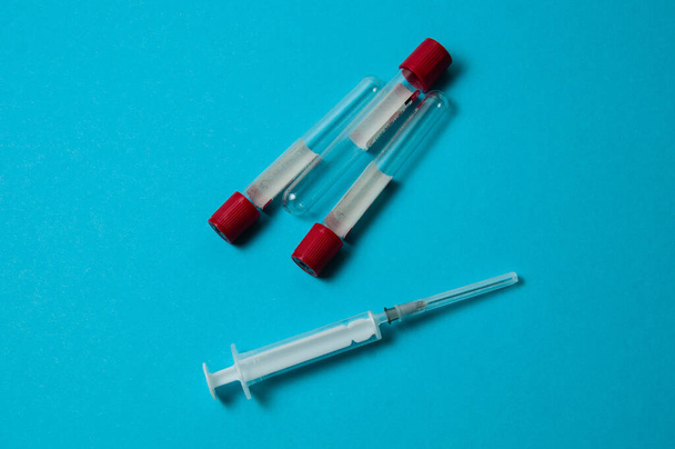 コロナウイルス薬治療の概念。注射器と血液検査管 - 写真・画像