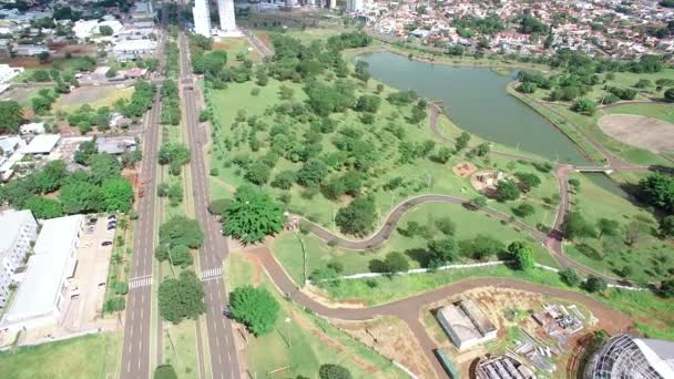 Vista aérea de la ciudad de Campo Grande MS, Brasil. Video en las alturas de la avenida Afonso Peña y el parque. Ciudad de baja densidad en crecimiento, arbolada y con una gran avenida
. - Metraje, vídeo