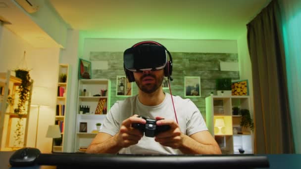 Pov van professionele gamer het dragen van virtual reality headset - Video