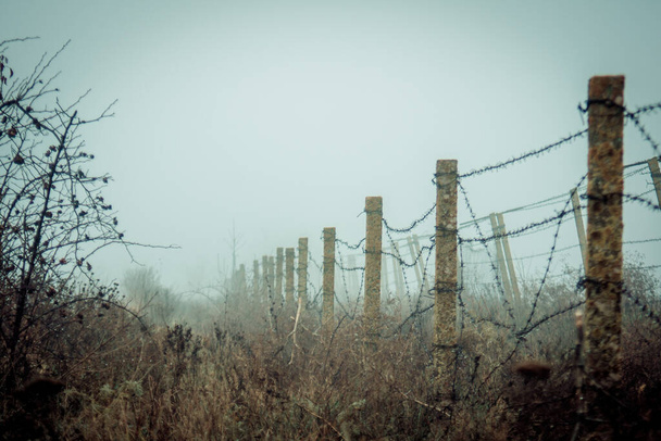 εγκαταλελειμμένος φράχτης στη ζώνη αποκλεισμού - Φωτογραφία, εικόνα