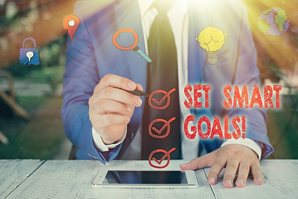 Scrittura concettuale a mano che mostra Set Smart Goals. Testo delle foto aziendali che fornisce criteri per orientare la definizione degli obiettivi
. - Foto, immagini
