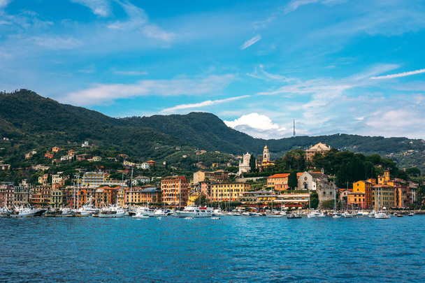 Vue panoramique de Santa Margherita Ligure sur la Riviera italienne surplombant le golfe du Tigullio. Beau paysage méditerranéen avec ciel bleu nuageux par temps ensoleillé
. - Photo, image