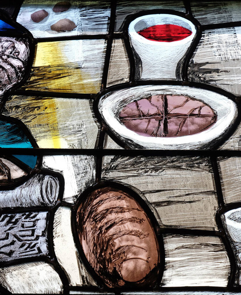 Deus começa a salvação neste mundo através de Seu Filho Jesus Cristo, detalhe da janela de vitrais por Sieger Koder na igreja de São João em Piflas, Alemanha
 - Foto, Imagem