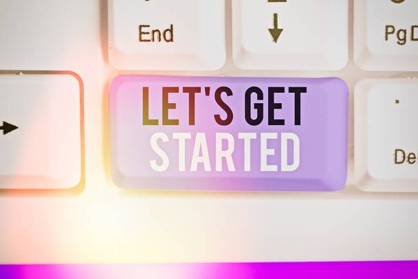Znak tekstowy pokazujący "Let Is Start". Koncepcyjne zdjęcie, aby zacząć robić lub pracować nad czymś, co zacząłeś. - Zdjęcie, obraz