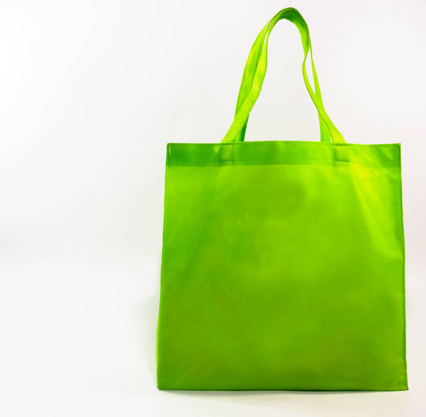 Πράσινη τσάντα για να πάει για ψώνια.Δεν πλαστική σακούλα έννοια τσάντα ψώνια στο Λευκό Μαύρο έδαφος. - Φωτογραφία, εικόνα