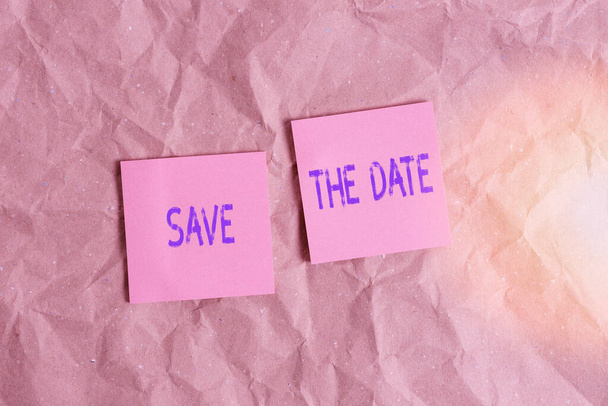 A "Mentsük meg a dátumot" feliratot. Business photo showcasing Rendezvények szervezése is, hogy nap különleges esemény szervezők Papercraft íróasztal tér spirál notebook irodai kellékek. - Fotó, kép