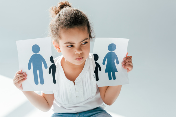 bambino afroamericano che tiene carta strappata con la famiglia su bianco, concetto di divorzio
  - Foto, immagini