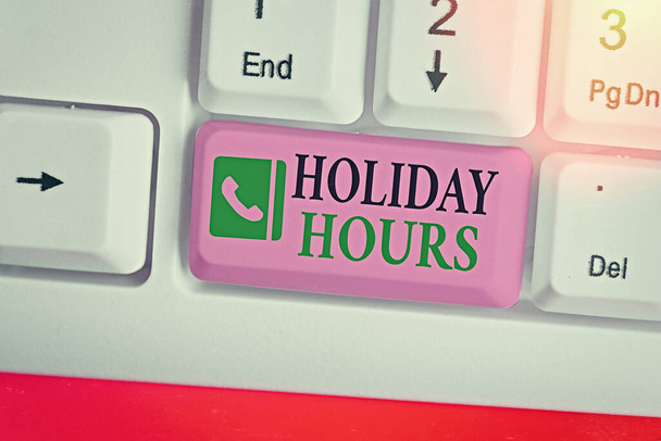 Sana kirjoittaa tekstiä Holiday Hours. Liiketoimintakonsepti ylitöistä työntekijöille joustavien työaikojen puitteissa
. - Valokuva, kuva