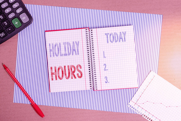 Handschrift tekst schrijven Holiday Hours. Concept betekent Overwerk voor werknemers onder flexibele werkschema 's Gestreept karton notebookkarton kantoorbenodigdheden grafiekpapier. - Foto, afbeelding