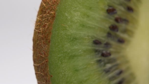 Close-up verse Kiwi gesneden stuk fruit op witte achtergrond - Video