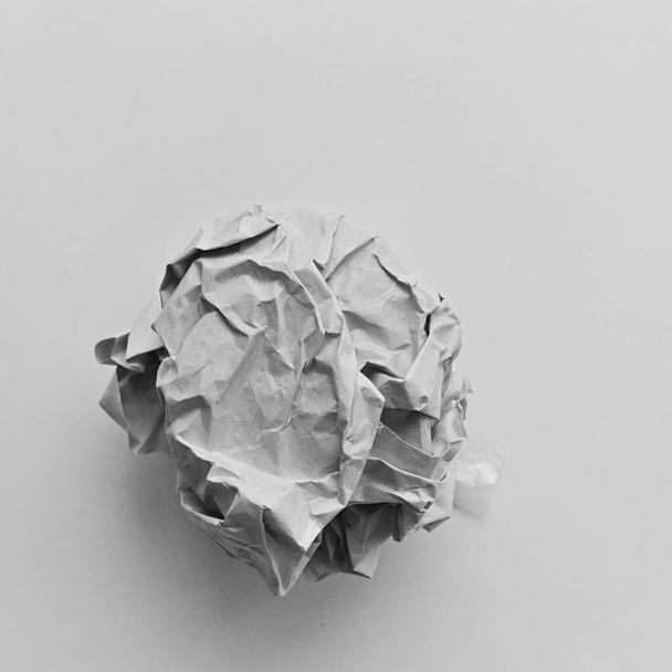 basura de bola de fajo de papel único en la oficina de negocios
 - Foto, imagen