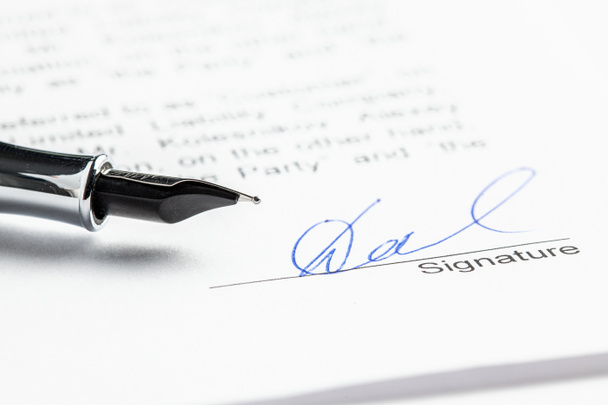 Υπογραφή με μελάνι στο συμβόλαιο. Φύλλο χαρτιού και στυλό σε πρώτο πλάνο - Φωτογραφία, εικόνα