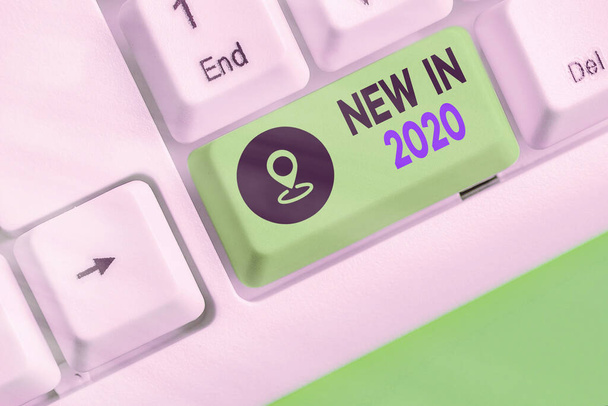 Kirjoittaminen huomautus osoittaa New In 2020. Business valokuva esittelee mitä on odotettavissa tai uusi luomus vuodelle 2020
. - Valokuva, kuva