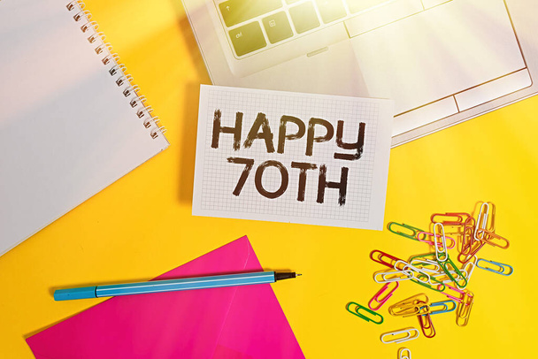 Nota di scrittura che mostra Happy 70Th. Business foto in mostra una gioiosa occasione per un evento speciale per celebrare il 70esimo anno Laptop marcatore foglio quadrato spirale notebook busta sfondo colorato
. - Foto, immagini