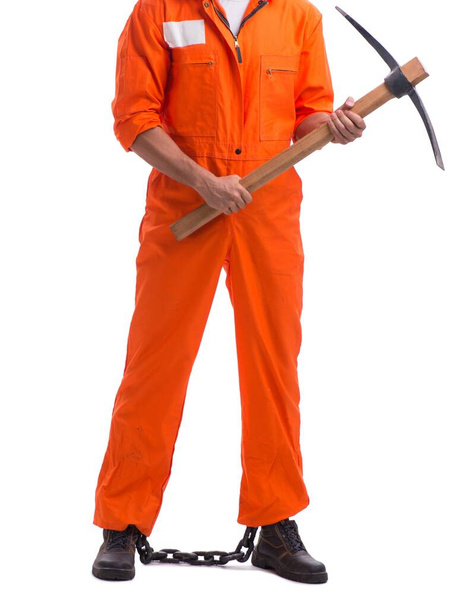 Prisioneiro com machado isolado em fundo branco
 - Foto, Imagem