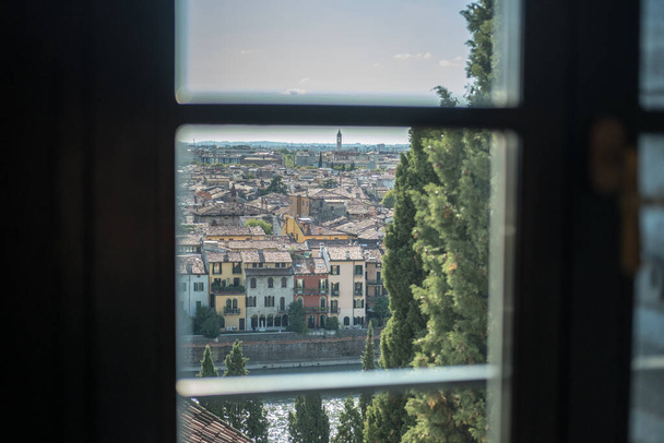 Вид с воздуха на Верону, Италия через окно
 - Фото, изображение