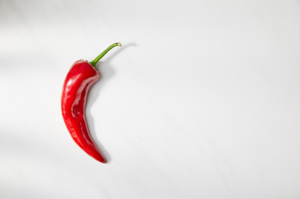 Πάνω άποψη του πιπεριού τσίλι σε λευκό φόντο - Φωτογραφία, εικόνα