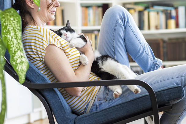  nő simogatás egy macska otthon - Fotó, kép