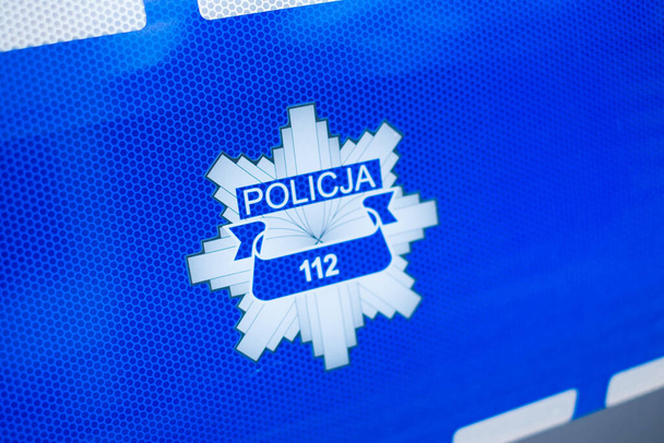 06.01.2020 - Kielce / Pologne Police - Policja en Pologne pendant la journée des fêtes. Un policier dans une voiture de police. Panneau de police
.   - Photo, image
