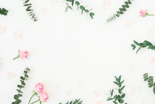 Květinový vzor s růžovými růžemi a eukalyptem na bílém pozadí. Byt ležel, horní pohled. - Fotografie, Obrázek