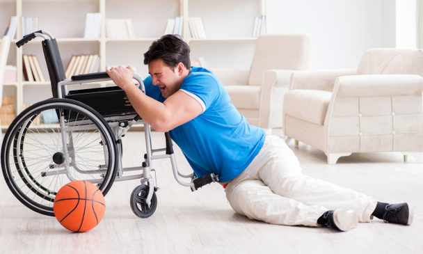 傷害から回復車椅子の若いバスケットボール選手 - 写真・画像