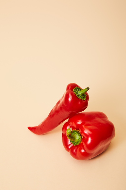 chilli a papričky na béžové s kopírovacím prostorem - Fotografie, Obrázek