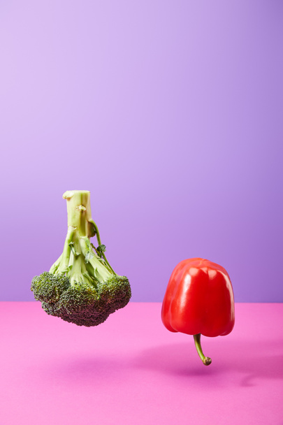 brócoli al revés y pimiento morado y rosa
   - Foto, Imagen