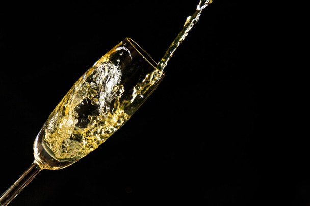 gieten van champagne - Foto, afbeelding