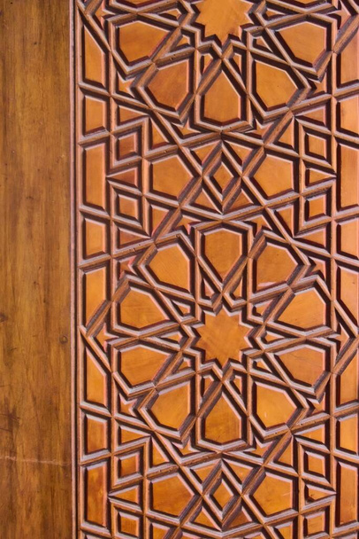 Wzór geometryczny na drewnianych drzwiach meczetu Sehzade w Stambule w Turcji. Sztuka islamska, stolarstwo, szczegóły zbliżenie. - Zdjęcie, obraz