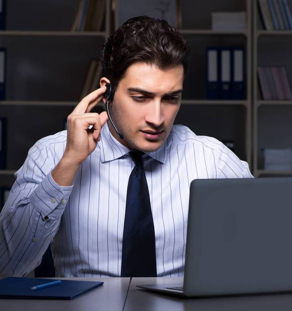 Callcenter-Betreiber spricht während Nachtschicht mit Kunden - Foto, Bild