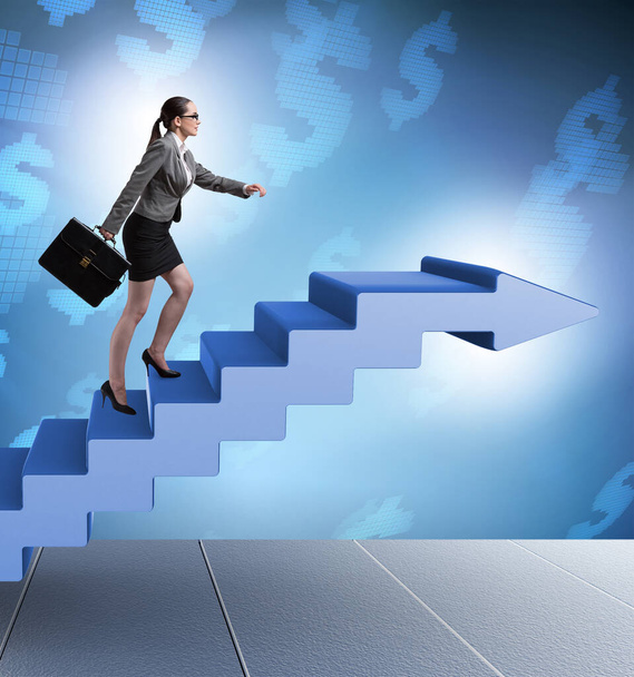 Деловая женщина поднимается по карьерной лестнице в бизнес-концепции - Фото, изображение