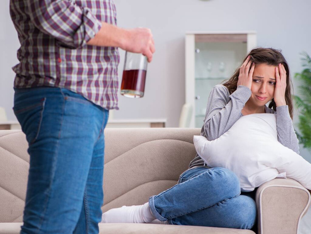 Η έννοια της ενδοοικογενειακής βίας σε μια οικογενειακή διαφωνία με μεθυσμένο alcoho - Φωτογραφία, εικόνα