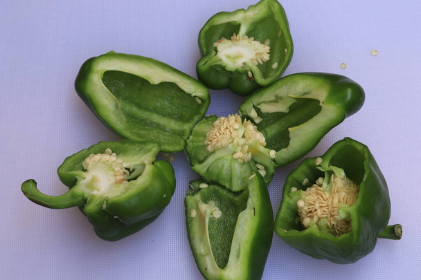 tranche de poivron vert ou capsicum isolé sur fond blanc - Photo, image