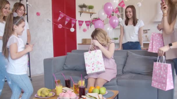 Meisje geven geschenk aan zwangere vrouw - Video
