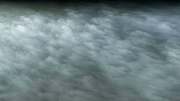 Zdjęcie realistycznych chmur, mgła, opary, mgła, mgła, opary, dym, suchy dym lodowy na czarnym ciemnym tle. Plakat, Tapeta, Tekstura, Baner, Martwy design. - Zdjęcie, obraz